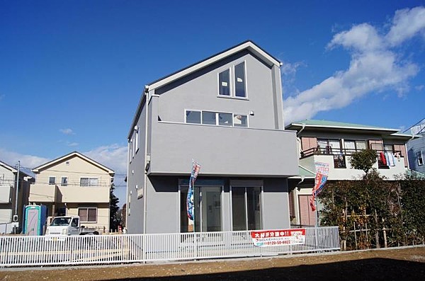 閑静な住宅地に建つロフト付きの家